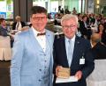 Bild: Hirsch
Stadlern Bürgermeister Gerald Reiter (links) gratuliert dem Unternehmer und Ehrenbürger Michael Koller (rechts) im Beisein von 150 geladenen Gästen zum Firmenjubiläum und überreichte ihm einen Stick mit Zeitungsausschnitten von 1964 und einem Film über den Bau der Fabrik vor 60 Jahren.