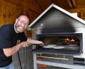 Bild: wfe
Er kennt den neuen Backofen in- und auswendig: Wolfgang Schober hat den Zusammenbau übernommen und fungierte auch als Grillmeister.
