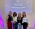 Bild: Stiftland-Gymnasium/exb
Lehrkraft Rebecca Bayer und die drei Finalistinnen Rekik Tadese, Amelie Heyd und Lucy Frötschl aus der Klasse 11b.