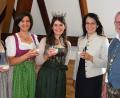 Bild: Hirsch
Ortsbäuerin Marion Hochmuth, Kreisbäuerin Sabine Schindler, MdB Martina Englhardt-Kopf und Bürgermeister Albert Meierhofer (von links) gartulieren der neuen bayerischen Milchkönigin Elisabeth Heimerl (Mitte) zum Gewinn des Titels.