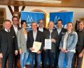 Bild: Susanne Riederer/exb
Ehrungen standen bei der CSU Waldsassen an. Im Bild (von links) MdL Tobias Reiß, Adrian Käß, Franziska Härtl, Hans Grillmeier, Bürgermeister Bernd Sommer, das neue Ehrenmitglied Karlheinz Hoyer, MdB Albert Rupprecht, Diana Männer und Jörg Wifling.
