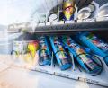 Bild: Julian Stratenschulte/dpa
In Gifhorn bei Wolfsburg sorgt ein Warenautomat mit Lachgasflaschen neben Süßigkeiten und Einweg-E-Zigaretten für Proteste.