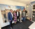 Bild: sns
Staatssekretär Tobias Gotthardt, Ehefrau Petra, MdL Julian Preidl (Cham), MdL Bernhard Heinisch (Amberg) und Landrat Thomas Ebeling (von links) wünschen MdL Martin Scharf (Mitte) einen guten Start im neuen Bürgerbüro.