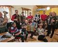 Bild: Musikantenstammtisch Kemnath/exb
Organisiert von Maria Storek (sitzend rechts), spielten Reinhold Brand, Werner Ponnath, Erwin Hornauer, Stefan Hösl, Theo Helgert, Sandro Weber, Sophia Weber, Herbert Storek, Uli Affolter, Marco Hösl, Ludwig Dötsch und Gerd Retzer (von links) schwungvoll auf.