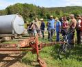 Bild: mfh
Das Wasserfass muss der Traktor von einer Weide zur nächsten befördern. Ansonsten braucht das ganzheitliche Weidemanagement keine Maschinen.