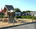 Bild: Hirsch
An dieser Stelle entsteht die neue Event-Locaktion der Steinberger Kugel. Der Spielplatz wird verlegt. Diie Container des Zweckverbandes Seenland (Hintergrund) verschwinden. Die Tourist-Information wird in das Veranstaltungsgebäude integriert.