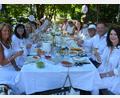 Archivbild: jr
Ganz in Weiß genießen diese Damen und Herren einen lauen Sommerabend im Stadtpark in Mitterteich. In Weiden wird am Freitag, 7. Juni, die Altstadt der Schauplatz eines "Dîner en blanc" sein.