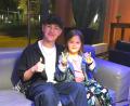Bild: Thomas Roth
Party nach dem „The Voice Kids“-Finale in Berlin: Lina aus Schneeberg freut sich mit Jakob aus Limburg über dessen Sieg bei der Sat.1-Talentshow.
