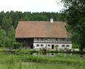Bild: Hirsch
Mit der Verlagerung des historischen Gebäudes von Rauberweiherhaus nach Neusath hat der Bezirk Oberpfalz ein bedeutendes Zeugnis der Baugeschichte gerettet.