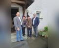 Bild: lgc
Richard Retzer und seine Schwester Emma mit Pater Adrian Kugler (rechts) und Bürgermeister Johannes Schmid (links)