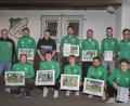 Bild: Josef Trummer
Die beiden Vorsitzenden Stefan Weiß (hinten rechts) und Stefan Bönisch (hinten links) verabschiedeten und ehrten zahlreiche Akteure des 1. FC Schlicht: Peter Schecklmann (stehend von links), Stephan Braun, Stefan Meisel, Christoph Hegenbart und Lukas Sebralla sowie Tobias Fink (vorne von links), Yannick Schmutzer, Michael Weinfurtner, Michael Muck und Christoph Hermann.