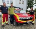 Bild: gru
Manfred Rupprecht (links) und Sabine Schuster (rechts) nehmen den Spendenscheck für die First Responder von Bürgermeister Hans-Jürgen Strehl entgegen.