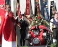 Bild: Markus Kurz/exb
Die Segnung der neuen Tragkraftspritze der Feuerwehr Mitter-Oberauerbach nimmt Pfarrer Emmanuel Okoro vor.