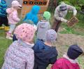Bild: Sieglinde Schärtl
Der Imker zeigt die Wabe, die er aus dem Bienenstock geholt hat