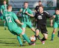 Bild: Büttner
Ost-Verteidiger Alexander Sax (links) bremst seinen Ruhmannsfelder Gegenspieler.