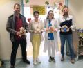 Bild: Klinikum St. Marien/Dietl
Bei der Übergabe der Bären: (von links) Schulleiter Martin Zimmermann; Flika-Vorsitzende Margit Meier, Oberärztin Dr. Birgit Prey von der Klinik für Kinder und Jugendliche sowie Lehrer Martin Süssner.
