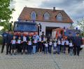 Bild: Christina Schwendner/exb
Die 17 Kinder, die alle die Prüfung zur Kinderflamme geschafft haben, bekamen Urkunden. Auch die Ausbilderinnen und Ausbilder sowie Feuerwehrleute und der Bürgermeister gratulierten.