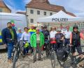 Bild: Rosalia Wendl/exb
Bürgermeister Stefan Frank (links), Vertreter der Polizei und der Verkehrswacht kamen mit Passanten auf dem Luitpoldplatz ins Gespräch.