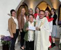 Bild: H. Wildenauer/exb
Christa Wildenauer übergibt im Beisein der Waldthurner Gesangsgruppe "TriAngel" und Vohenstraußer Ministranten 2000 Euro an Pfarrer Alexander Hösl.