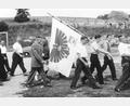 Bild: Werner Sauer/exb
Sportplatzeinweihung der DJK im Jahr 1959. Das Bild zeigt den Einzug der Mitglieder mit dem neuen, geweihten Banner.