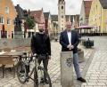 Bild: L.Schmaus/exb
Von 10. bis 30. Juni können Schwandorfer im Rahmen der Stadtradeln-Kampagne des Klima-Bündnisses Kilometer sammeln. Dafür gibt es auch attraktive Preise. OB Andreas Feller (rechts) und Klimamanager Johannes Stapf (links) stellen die Aktion vor.