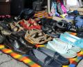 Archivbild: gf
Getragen, aber noch gut in Schuss: Auch Schuhe aus zweiter Hand gehören zum Sortiment des Ursensollener Garagenflohmarkts.