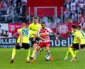 Bild: Sascha Janne
Robin Ziegele (SSV Jahn) umringt von jeder Menge Wehener.