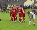 Bild: Hubert Ziegler
Jubel bei den Spielern des TSV Tännesberg (rote Trikots) nach dem klaren 4:0 im Relegationsspiel gegen den TSV Königstein, während die Königsteiner (weiße Trikots) restlos bedient sind.