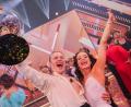 Bild: Rolf Vennenbernd/dpa
Der Favorit Gabriel Kelly, Sänger, freut sich mit Tanzpartnerin Malika Dzumaev über den Sieg und den Titel „Dancing Star 2024“.