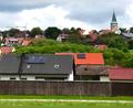 Bild: sche
Der hochwassergefährdete Weiler Greßmühle (im Vordergrund) soll künftig durch Regenrückhaltebecken am Fuße von Aschach, (links, im Bild ) besser vor einer Sturzflut geschützt sein.