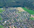 Bild: mür
Mit der Erweiterung (oben rechts) des Baugebiets Zieglerrang in Waldsassen ist die letzte noch verbliebene Fläche zwischen vorhandener Bebauung und dem Waldrand geschlossen worden. Die Aufnahme entstand Mitte April, als die Muttonestraße noch nicht asphaltiert war.