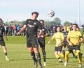 Bild: Gebert
Die Entscheidung im Relegationsspiel zwischen dem TSV Reuth und der SpVgg Windischeschenbach (2:0): Fabian Höcht (vorne) köpft völlig unbedrängt zum Endstand ein.