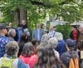 Bild: Peter Pracht/exb
Beim "Tag der Natur" in Schwandorf informierte Oberbürgermeister Andreas Feller (Mitte; mit grauer Jacke) auch über das Gesamtkonzept für den Stadtpark.