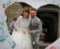 Bild: kro
Christin und Stefan Müller hatten nach der Trauung in der Steinbergkirche in Bärnau die Aufgabe, ein Herz in ein Leinentuch zu schneiden.