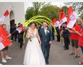 Bild: fvo
Katharina und Michael Schön heiraten in der Wallfahrtskirche am Fahrenberg. Nach der Trauung stehen die Feuerwehren aus Waldthurn und Schirmitz, Spieler des FSV Waldthurn und der FC- Bayern- Fanclub am Kirchenportal Spalier.
