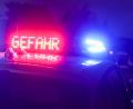 Bild: Jan Woitas/dpa/Symbolbild
Der Hinweis „Gefahr“ leuchtet auf dem Dach eines Einsatzwagens der Polizei.