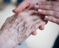 Symbolbild: Christophe Gateau/dpa
Wenn keine Heilung mehr möglich ist, geht es um Lebensqualität. Patienten und Angehörige durch diese Phase zu begleiten, ist die das Ziel der Palliativmedizin, die in Schwandorf nun auch Trauerbegleitung anbietet.