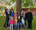 Bild: Frauenbund Waldeck/exb
Lisa Schiml (von links) und Stefanie Schrembs (Vorsitzende des Frauenbund Waldeck) an der neuen Bank mit (von rechts) Pfarrer Heribert Stretz und Kindergartenleiterin Kerstin Dilling im Kreise von zahlreichen Kindern.