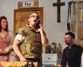Bild: Gerlinde Renz/exb
Theater in Guteneck: Mesner Ignaz (Johann Adam) heckt mit Frau Wohlgemuth (Sonja Höger) einen Schlachtplan aus. Die Leidtragenden Ignaz (Roland Kederer) und Pfarrer Fromm (Gerhard Lottner) lauschen dem Telefonat.