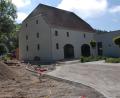 Bild: pop
Die Außenarbeiten am Schmidmühlener Theaterstadel sind weitgehend abgeschlossen. Die Außenfassade ist einheitlich verschlämmt.