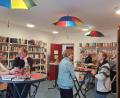 Bild: Renee Götzinger/exb
Bei der ersten „Bücherei bei Nacht“ können sich die Gäste in Ruhe das Literaturangebot der „Schmökerstube“, die im Gemeindehaus in Neustadt am Kulm untergebracht ist, ansehen und anlesen.