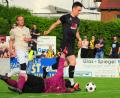 Bild: Schrems
Der FC Tirschenreuth II gewann in der Relegation zur Kreisklasse beim SV Poppenreuth II mit 4:0. Hier umkurvt Djogo de Souza (rechts) den Poppenreuther Torwart Markus Riedl und schießt zum 1:0 ein.