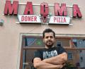 Bild: Stephan Huber
In großen roten Lettern prangt der neue Name an der Fassade: Lazoo Faiq hat seinem Döner-Imbiss ein neues Konzept verpasst – das will er auch in Amberg ausprobieren.