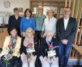 Bild: Monika Müller/exb
Christine Liegl, Gerhild Hertel, Sabine Schiml und Marianne Gmeiner vom KDFB-Vorstandsteam (stehend, von links) mit Präses Pfarrer Dr. Thomas Vogl und den anwesenden Jubilarinnen.