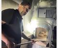 Bild: bö
Eine schweißtreibende Arbeit: Auf etwa 280 Grad Celsius war der Backofen aufgeheizt worden, bevor Tom Krybus die ersten Brotlaibe einschießen konnte.