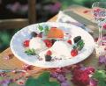 Bild: Delikatessen Manufaktur Bergler-Fischer/exb
Eine schön angerichtete Mousse mit Damaszenerrose.