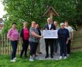 Bild: rpp
Der Frauenbund Kastl übergab an Alexander Koller vom VKKK Regensburg 1000 Euro aus dem Osterlämmerverkauf.