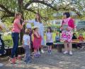 Bild: lei
Von den Kindern und dem Kindergartenteam gab es ein Abschiedsgeschenk für Waltraud Loos (rechts).