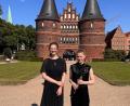 Bild: Sing- und Musikschule Marktredwitz/exb
Helena Merz und Anna Haberkorn (von links) vor dem Holstentor in Lübeck.