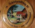 Bild: Freilandmuseum Oberpfalz/exb
Viele Schützenscheiben wie diese hingen im ehemaligen Schützenheim der SG Hubertus Raigering in der Hofmark. Das gesamte Inventar hat nun das Freilandmuseum Oberpfalz in Neusath-Perschen übernommen.